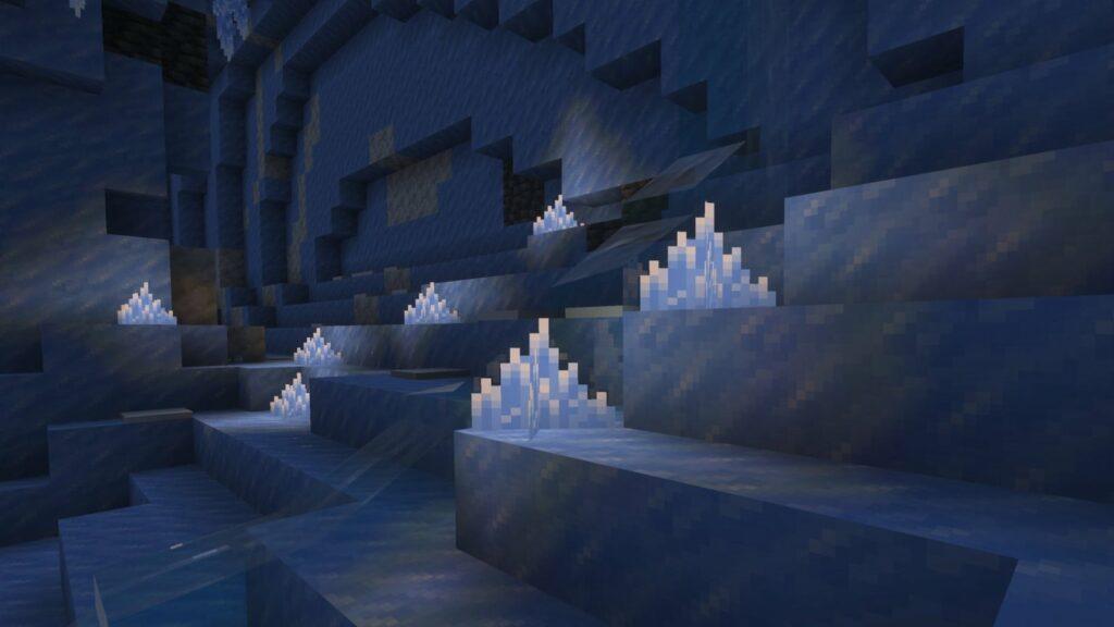 Светящиеся ледяные кристаллы в ледяной пещере Minecraft