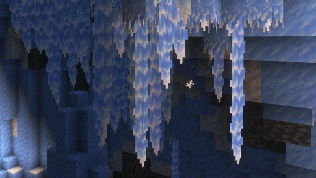 Сосульки свисают с потолка ледяной пещеры в Minecraft